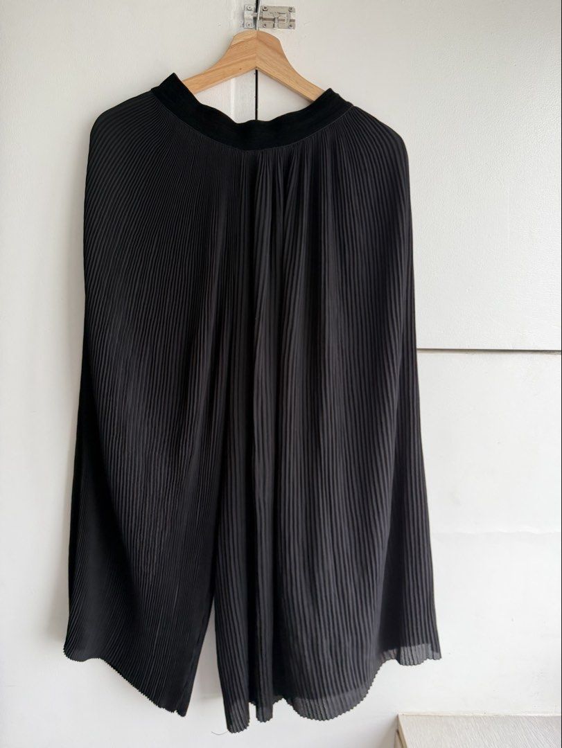 FREE: (M) Zara black pleated culottes (Category: Other Bottoms) located in Quezon City. Submitted by shopgood_mnl (Listing ID 1470245322, Image 1). Description: Free if you purchas any clothing item. .