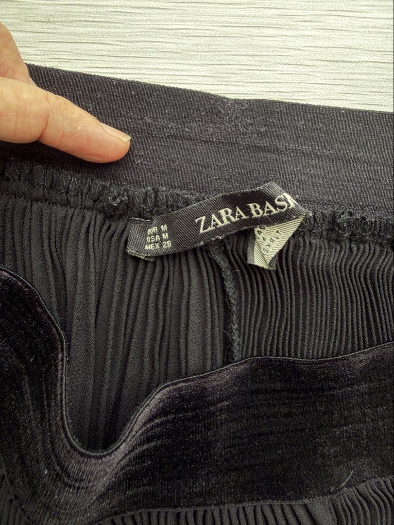 FREE: (M) Zara black pleated culottes (Category: Other Bottoms) located in Quezon City. Submitted by shopgood_mnl (Listing ID 1470245322, Image 2). Description: Free if you purchas any clothing item. .