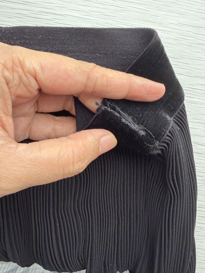 FREE: (M) Zara black pleated culottes (Category: Other Bottoms) located in Quezon City. Submitted by shopgood_mnl (Listing ID 1470245322, Image 3). Description: Free if you purchas any clothing item. .