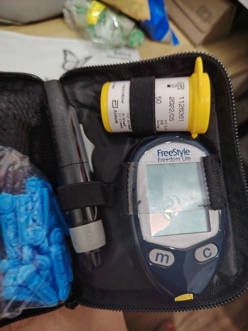 FreeStyle Meter (Device) with needles (Category: Medical Supplies & Tools) located in Manila. Submitted by munchkinsweet (Listing ID 1470195096, Image 1). Description: FreeStyle Freedom Lite Blood Glucose Monitoring System by Abbott, complete with a blood glucose meter, a lancing device, lancets and insulin pen needle.