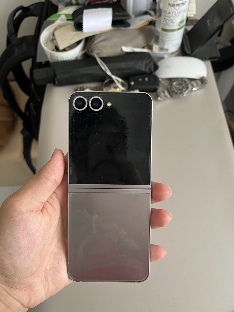 Galaxy Z Flip 6 (Category: Samsung) located in Taguig. Submitted by cellp3 (Listing ID 1470217268, Image 2). Description: Samsung Galaxy Z Flip6 12GB RAM | 256GB Storage Smooth 💯 Like-new condition With box Meet-up locations: 📍 Manila Doctors Hospital — weekdays 📍 EGI Taft Towers — weekends 💰 Payment: GCash or cash 🚚 Lalamove available. Shipping fee will be shouldered by the buyer. 📦 SF: GCash only..