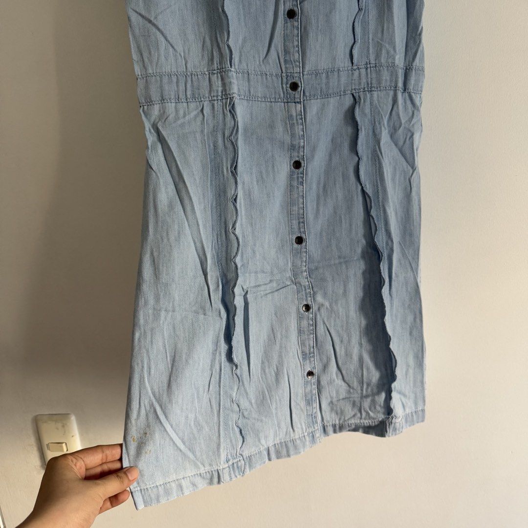 Gap soft denim dress (Category: Dresses) located in Manila. Submitted by apparella.ph (Listing ID 1470152604, Image 3). Description: U.s bought Size on tag is bug but fits small Bust:36 Waist.30 Length:35 ☑️Everything is my Own preloved / BNWT/BNWOT ☑️ not thrifted/Ukay ☑️ malukot sa picture kasi na stock sa cabinet (tinatamad mag plantsa ✌️ ) ☑️Personal items ( usually bought in US/UK/JPN ) every year po ako nag aabroad so expect i don’t sell fa