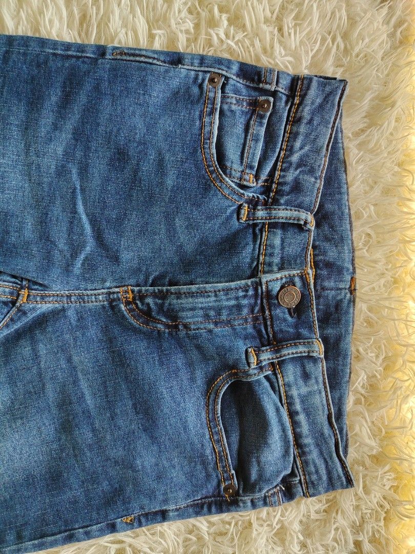 GAP Stretch Skinny Jeans Size 10 Regular (Category: Babies & Kids Fashion) located in Caba. Submitted by valerie_18947 (Listing ID 1470210773, Image 2). Description: ​Category: Babies & Kids > Kids' Fashion > Boys / Girls Apparel > Pants & Jeans ​Condition: Very Good / Lightly Used ​Description: ​Authentic GAP Kids Stretch Skinny Jeans in a classic dark wash denim. Features an inner adjustable waistband with button-tabs to easily customize the fi