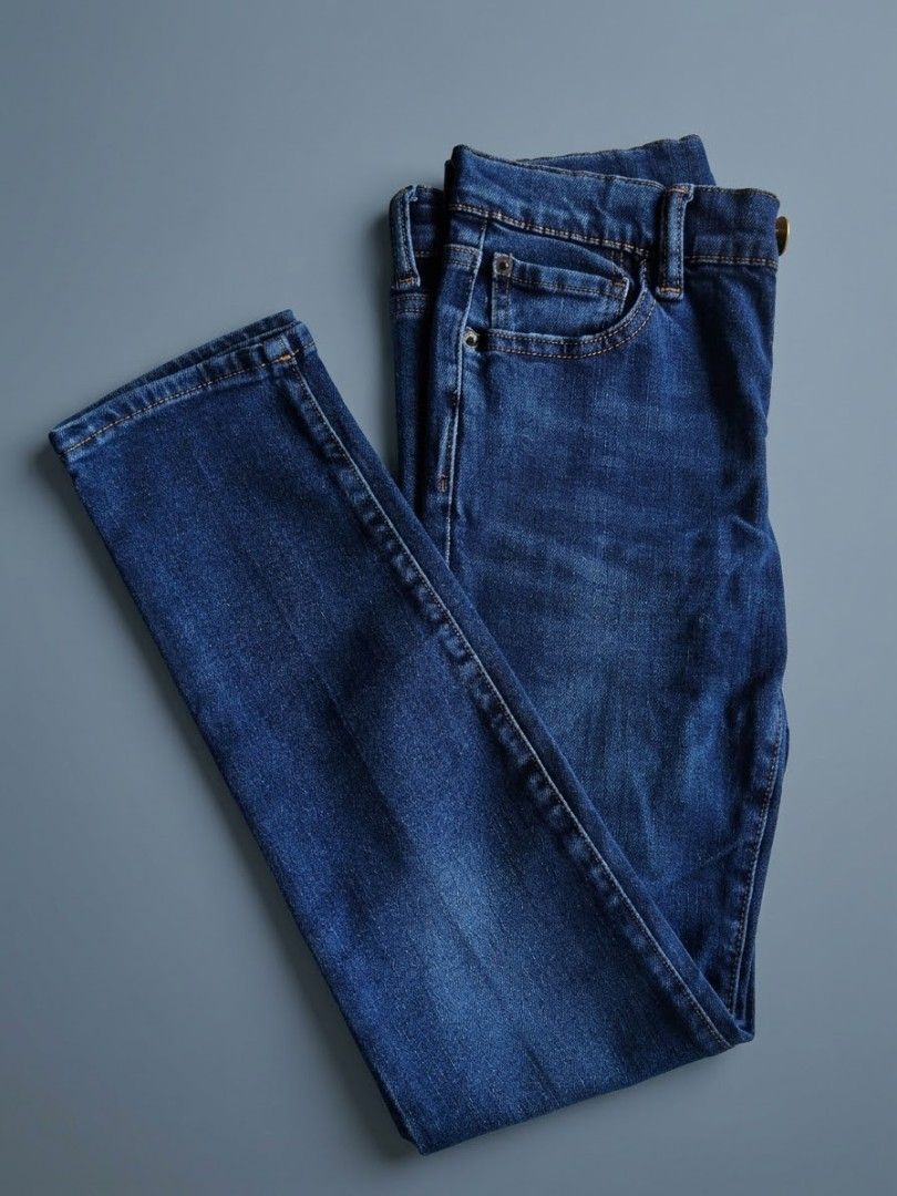 GAP Stretch Skinny Jeans Size 10 Regular (Category: Babies & Kids Fashion) located in Caba. Submitted by valerie_18947 (Listing ID 1470210773, Image 1). Description: ​Category: Babies & Kids > Kids' Fashion > Boys / Girls Apparel > Pants & Jeans ​Condition: Very Good / Lightly Used ​Description: ​Authentic GAP Kids Stretch Skinny Jeans in a classic dark wash denim. Features an inner adjustable waistband with button-tabs to easily customize the fi