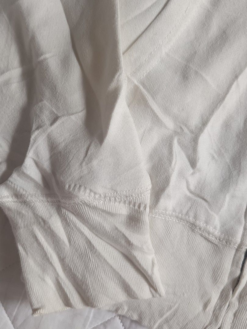 Gap Zip-Up Hoodie White XS (Category: Coats, Jackets and Outerwear) located in Cebu City. Submitted by vionchan (Listing ID 1470211781, Image 3). Description: xs to m.