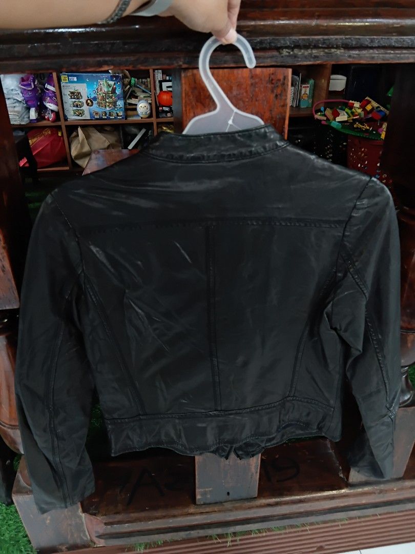 Genuine Leather (Category: Coats, Jackets and Outerwear) located in Subic. Submitted by AnythingBrandedby_May (Listing ID 1470227530, Image 2). Description: 16X19 Genuine Leather.