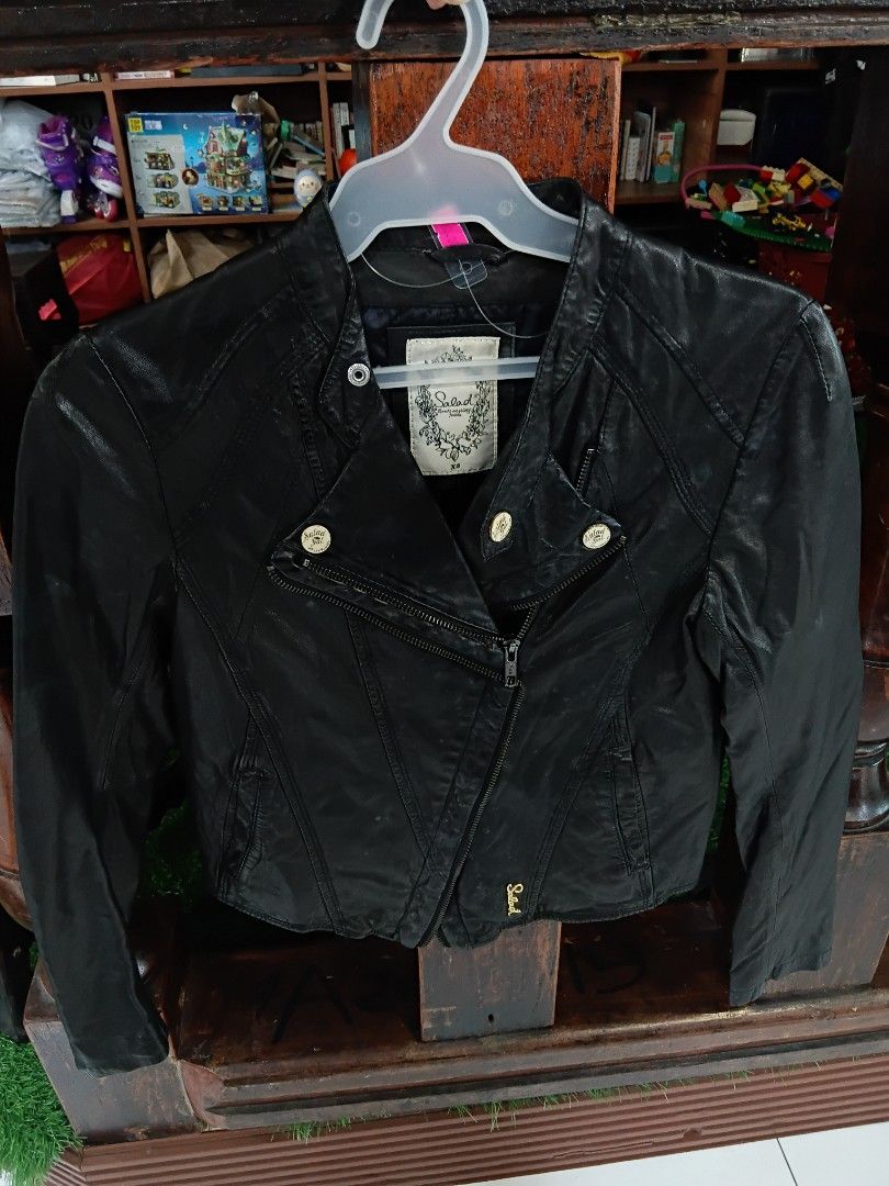 Genuine Leather (Category: Coats, Jackets and Outerwear) located in Subic. Submitted by AnythingBrandedby_May (Listing ID 1470227530, Image 1). Description: 16X19 Genuine Leather.