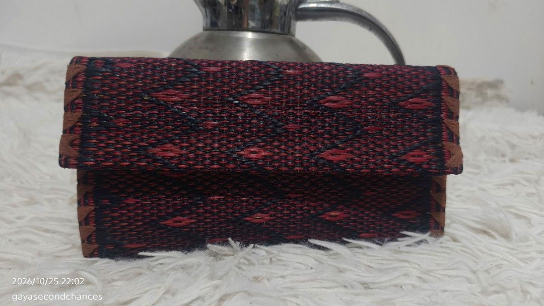 GEOMETRIC PATTERN WOVEN STRAW CHECK WALLET (Category: Wallets & Card holders) located in Kalibo. Submitted by secondchances.thriftsh8p (Listing ID 1470312344, Image 1). Description: - Red and black woven straw clutch with a stylish geometric diamond pattern - Durable brown fabric trim along the edges - Secure flap top closure with an inner zipped compartment - Compact and handy size for cards and cash - Traditional handicraft style, perfect for c