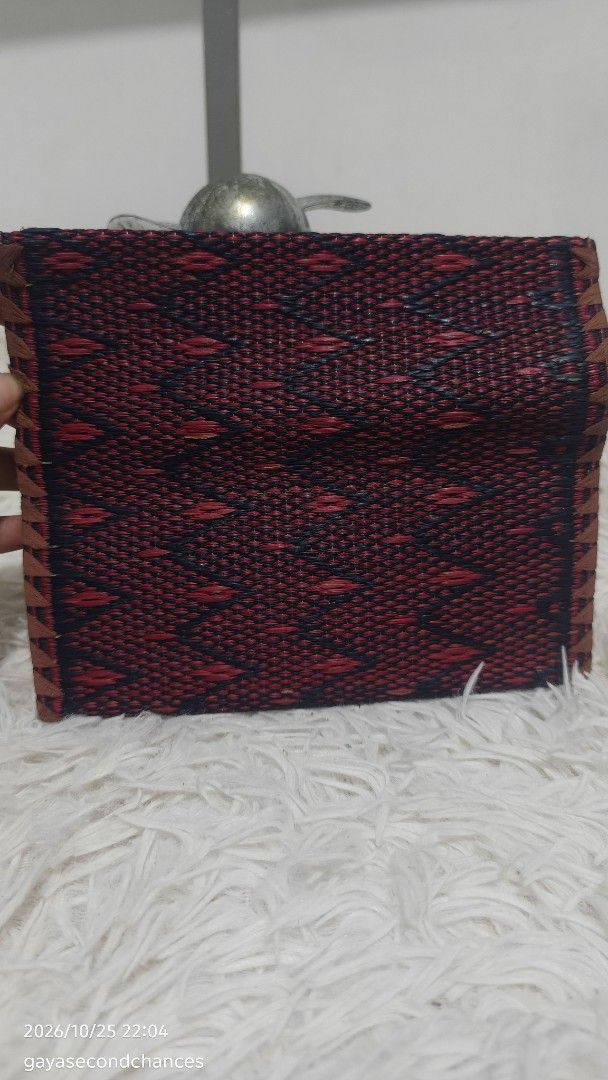 GEOMETRIC PATTERN WOVEN STRAW CHECK WALLET (Category: Wallets & Card holders) located in Kalibo. Submitted by secondchances.thriftsh8p (Listing ID 1470312344, Image 3). Description: - Red and black woven straw clutch with a stylish geometric diamond pattern - Durable brown fabric trim along the edges - Secure flap top closure with an inner zipped compartment - Compact and handy size for cards and cash - Traditional handicraft style, perfect for c
