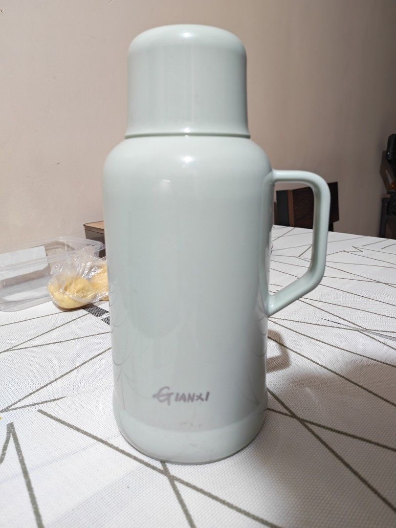 Gianxi Light Green Thermal Flask with Handle 1.6L (Category: Water Bottles & Tumblers) located in Quezon City. Submitted by shoppemore_phi (Listing ID 1470344295, Image 2). Description: - Brand/Model: Gianxi Thermal Flask - Color: Light green - Insulation: Keeps hot water warm and ready to drink - Lid: Matching screw-on lid that doubles as a convenient cup - Pouring: Easy-pull inner stopper for smooth pouring - Portability: Sturdy handle attached