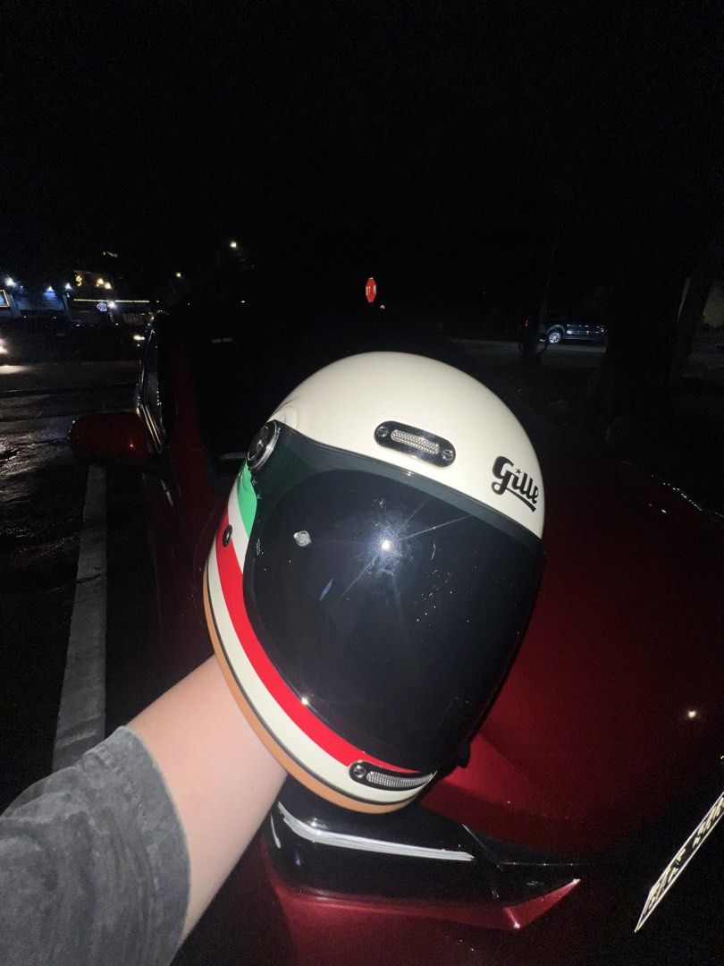 Gille Atavistic Classic Full Face Helmet (Category: Other Motorcycles Parts and Accessories) located in Subic. Submitted by litkultureph (Listing ID 1470321952, Image 1). Description: GILLE ATAVISTIC CLASSIC HELMET Kaka deep clean lang so mabango to promise! color: Cream with red and green stripe. Comes with: clear lens and drawstring bag/cover. Size Large (59-60 cm) RFS: Maluwag sa akin 🥲 papalit lang ako ng Size Medium Buyer will shoulder ship