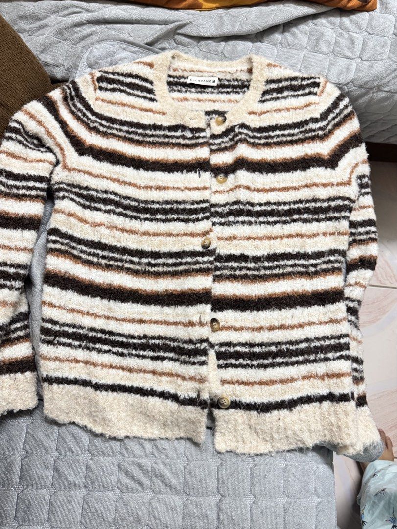 GIORDANO striped cardigan (Category: Coats, Jackets and Outerwear) located in Manila. Submitted by prelovedbylowi (Listing ID 1470342355, Image 2). Description: Size: M Used only once (during Korea’s spring season) Bought for original price: 1499 Perfect for spring/autumn/fall season <3 RFS: decluttering Payment Method: 💚 Maya 💙 Gcash ❤️ BPI Shipping via J&T only! ٩(^‿^)۶.