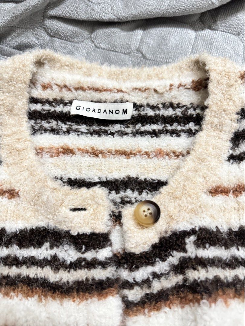 GIORDANO striped cardigan (Category: Coats, Jackets and Outerwear) located in Manila. Submitted by prelovedbylowi (Listing ID 1470342355, Image 3). Description: Size: M Used only once (during Korea’s spring season) Bought for original price: 1499 Perfect for spring/autumn/fall season <3 RFS: decluttering Payment Method: 💚 Maya 💙 Gcash ❤️ BPI Shipping via J&T only! ٩(^‿^)۶.