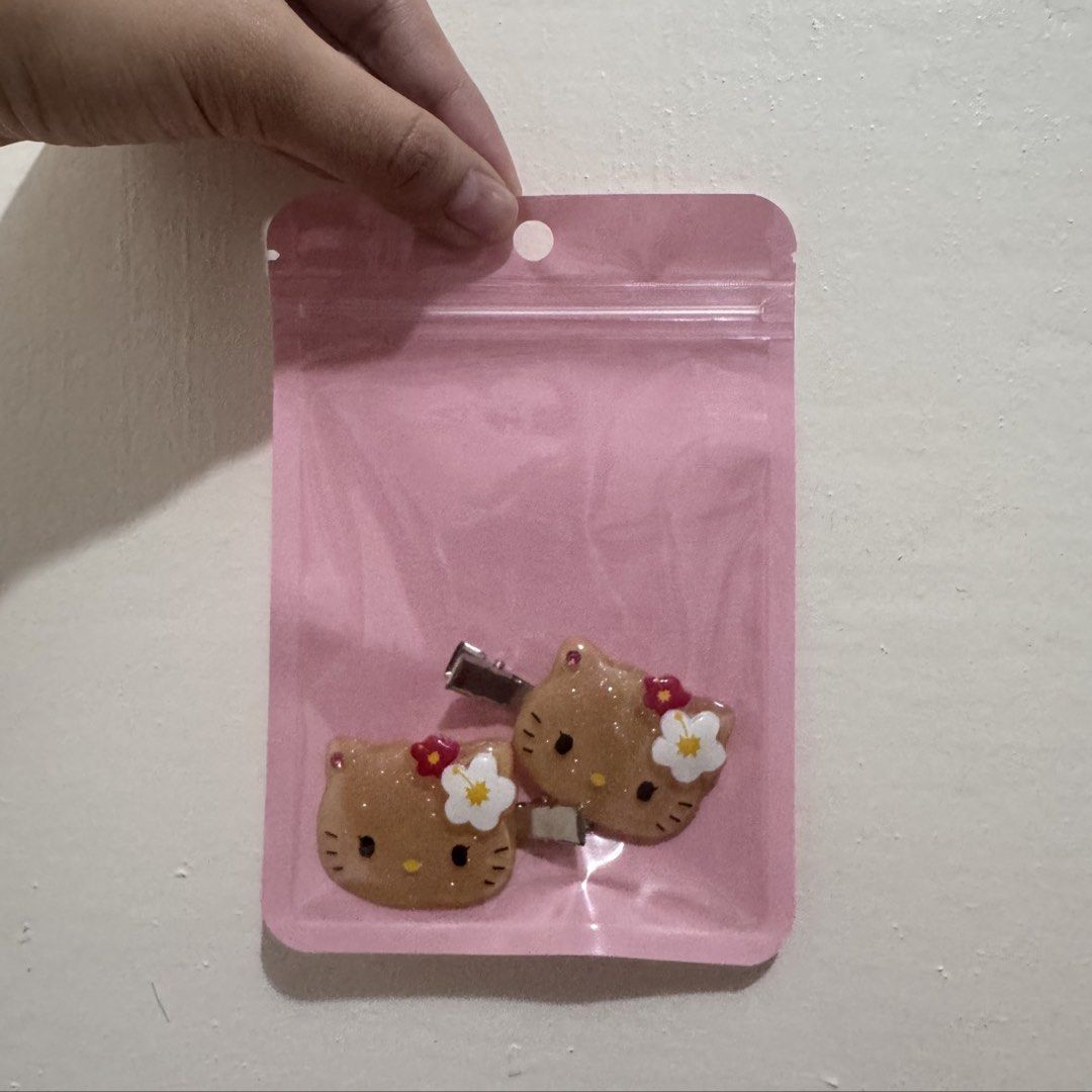 Glitter Finish Tan Hello Kitty Hair Clips (Category: Hair Accessories) located in Bacoor. Submitted by sighria (Listing ID 1470285239, Image 2). Description: ✨ Rare find! ✨ Brand new / never used ✨ Perfect for Hello Kitty lovers and anik-anik collectors 💗 📦 Shipping options: • GoGo Xpress • Lalamove Shipping fee will be shouldered by the buyer..