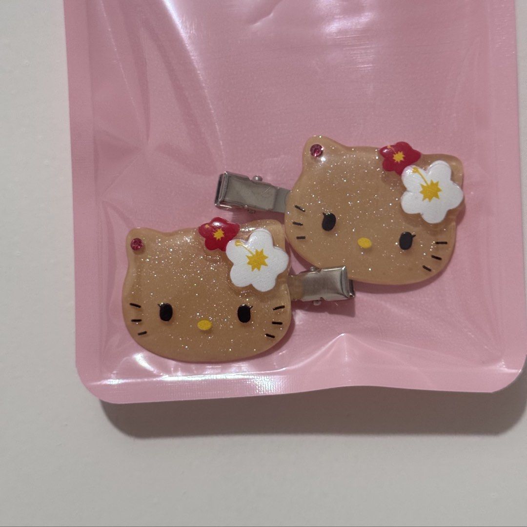 Glitter Finish Tan Hello Kitty Hair Clips (Category: Hair Accessories) located in Bacoor. Submitted by sighria (Listing ID 1470285239, Image 1). Description: ✨ Rare find! ✨ Brand new / never used ✨ Perfect for Hello Kitty lovers and anik-anik collectors 💗 📦 Shipping options: • GoGo Xpress • Lalamove Shipping fee will be shouldered by the buyer..