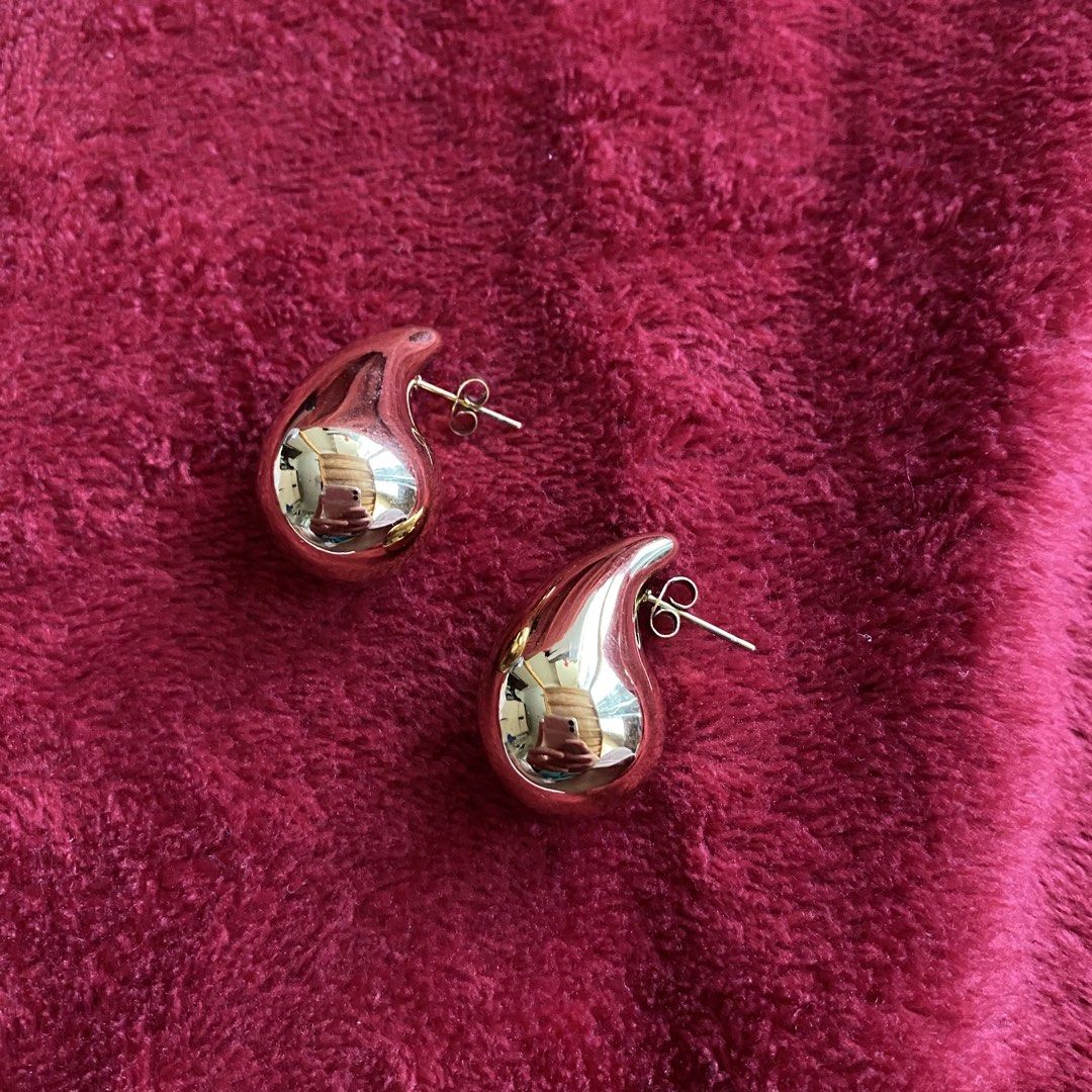 Gold chunky teardrop earrings water drop design (Category: Earrings) located in Baguio. Submitted by from.deana (Listing ID 1470166454, Image 3). Description: - Elegant gold plated teardrop earrings with a smooth, glossy finish - Water drop design that sits comfortably on the earlobe - Bold look without the heavy weight - Versatile: perfect for everyday wear or dressing up an outfit - Secure post back closure with butterfly backs included.
