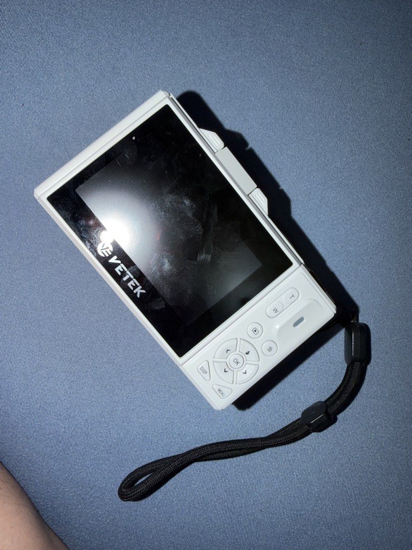 Good as new, used 3x (Category: Cameras) located in Manila. Submitted by aoirielie (Listing ID 1470302844, Image 3). Description: Up-flip Digi Cam for saleeee! -Negotiable -No Charger -No SD Card -Type C Charging Port RFS: di na nagagamit pero rush sale hihi.