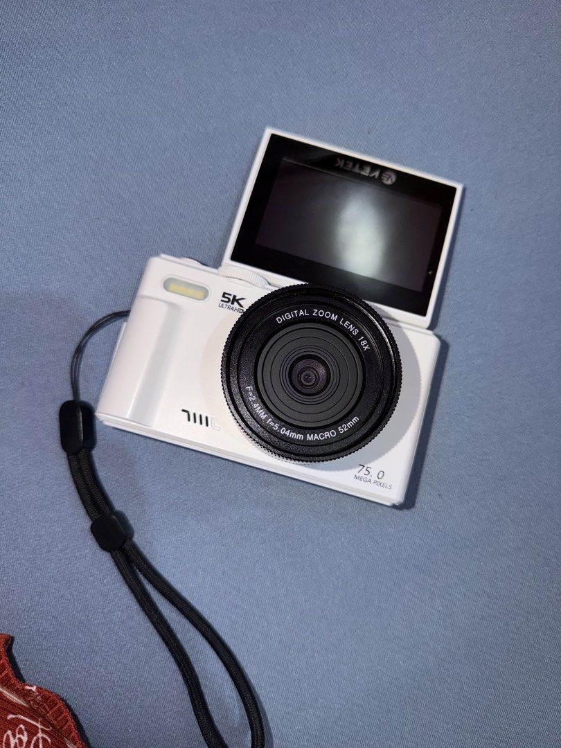 Good as new, used 3x (Category: Cameras) located in Manila. Submitted by aoirielie (Listing ID 1470302844, Image 2). Description: Up-flip Digi Cam for saleeee! -Negotiable -No Charger -No SD Card -Type C Charging Port RFS: di na nagagamit pero rush sale hihi.