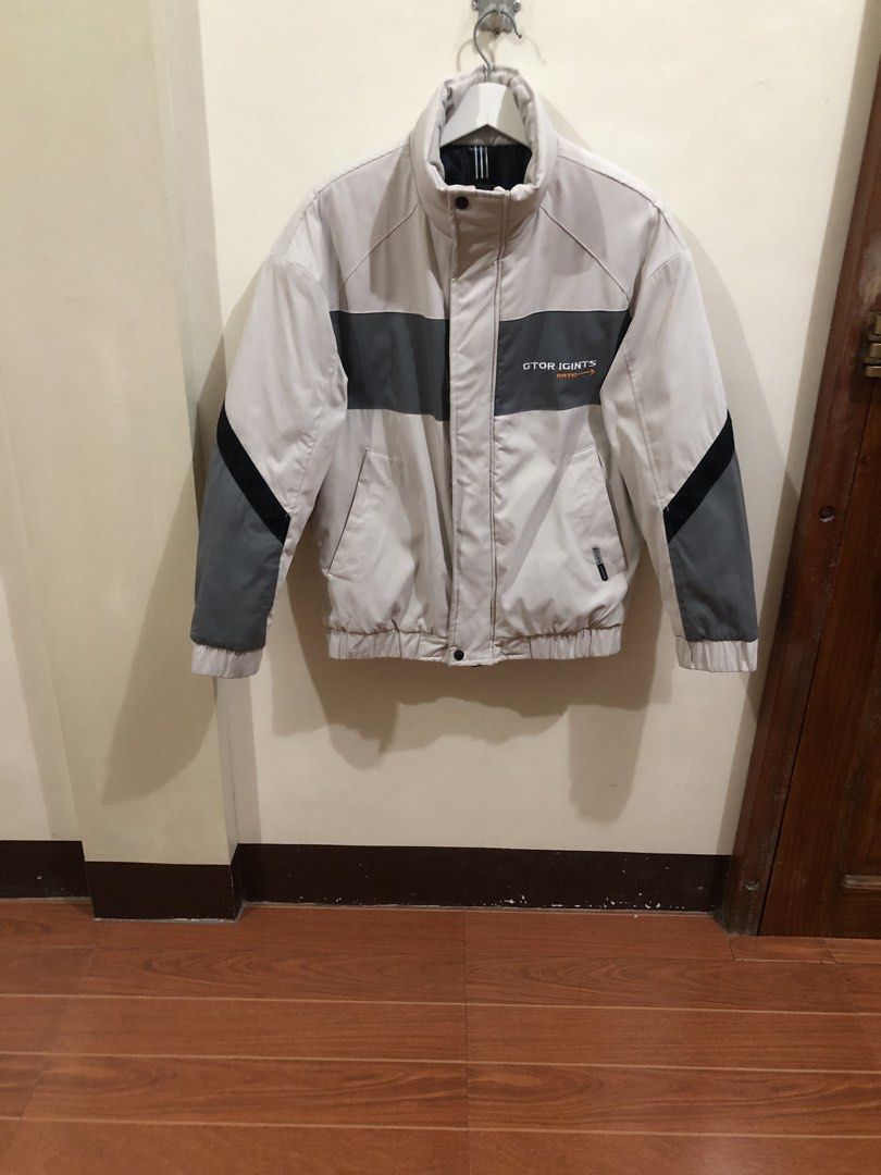 Gray Jacket (Category: Coats, Jackets and Outerwear) located in Oas. Submitted by alithrifthunter (Listing ID 1470242030, Image 2). Description: .