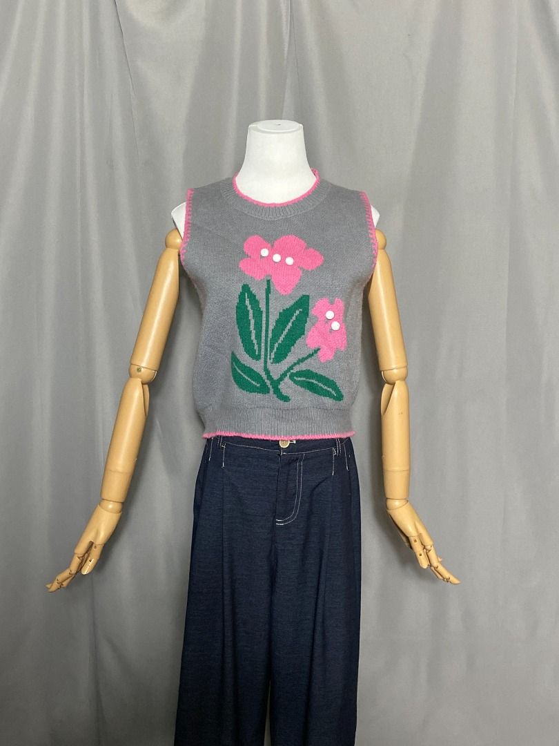 Gray knit floral top/vest (Category: Sleeveless) located in Las Pinas. Submitted by ipickyou (Listing ID 1470289064, Image 2). Description: Unwashed Condition: 10/10 𝗠𝗲𝗮𝘀𝘂𝗿𝗲𝗺𝗲𝗻𝘁𝘀 𝘄𝗵𝗲𝗻 𝗹𝗮𝗶𝗱 𝗳𝗹𝗮𝘁: -Armpit to armpit: 17” -Length: 19” .
