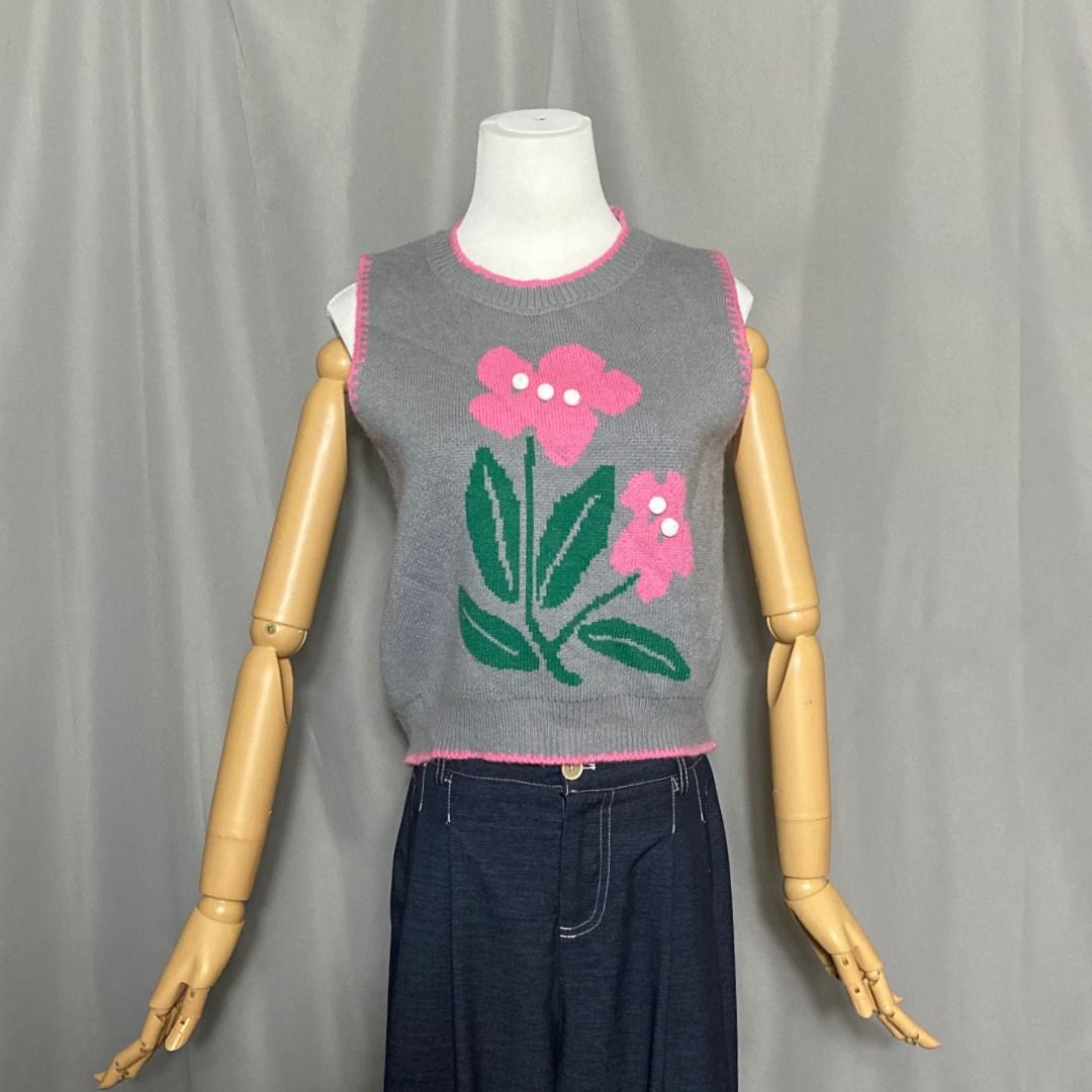 Gray knit floral top/vest (Category: Sleeveless) located in Las Pinas. Submitted by ipickyou (Listing ID 1470289064, Image 1). Description: Unwashed Condition: 10/10 𝗠𝗲𝗮𝘀𝘂𝗿𝗲𝗺𝗲𝗻𝘁𝘀 𝘄𝗵𝗲𝗻 𝗹𝗮𝗶𝗱 𝗳𝗹𝗮𝘁: -Armpit to armpit: 17” -Length: 19” .