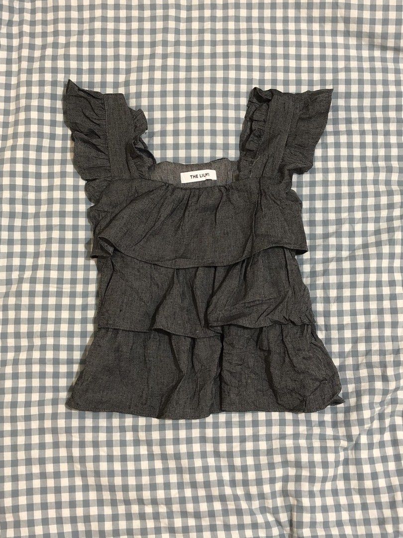 gray ruffled top coquette y2k (Category: Sleeveless) located in Baguio. Submitted by shayshy (Listing ID 1470193215, Image 1). Description: medium.