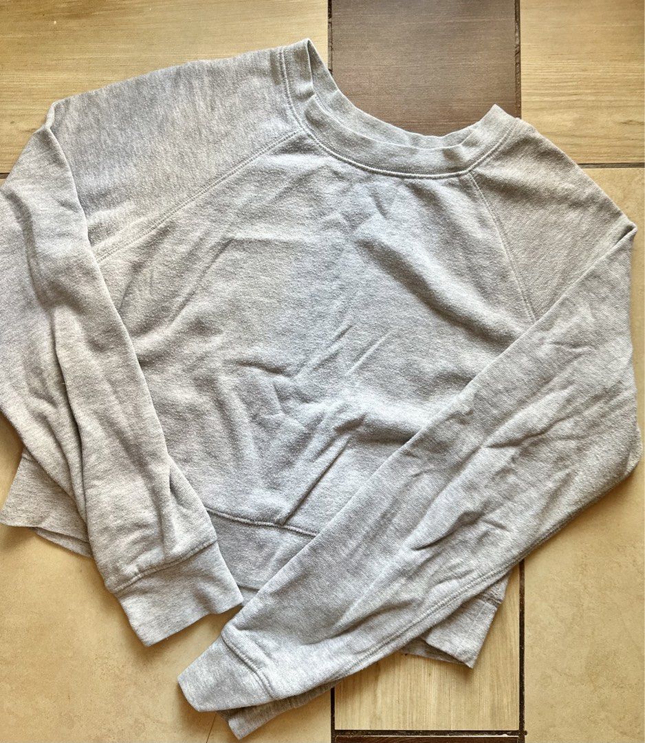 Gray sweayshirt (Category: Coats, Jackets and Outerwear) located in Manila. Submitted by brownbutterlatte (Listing ID 1470247604, Image 2). Description: Used several times. RFS: Decluttering. .