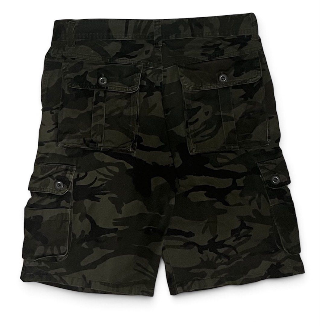 Green Camo Cargo Shorts Multi Pocket (Category: Shorts) located in Manila. Submitted by nle_vey (Listing ID 1470227803, Image 2). Description: - Color/Pattern: Dark green and black camo - Material: Sturdy, durable cotton - Pockets: Multiple side and back pockets with secure button flaps - Waist: Flat front with belt loops - Measurements: 17" across waist, 11" rise, 22" total length - Condition: Excellent, ready to wear.