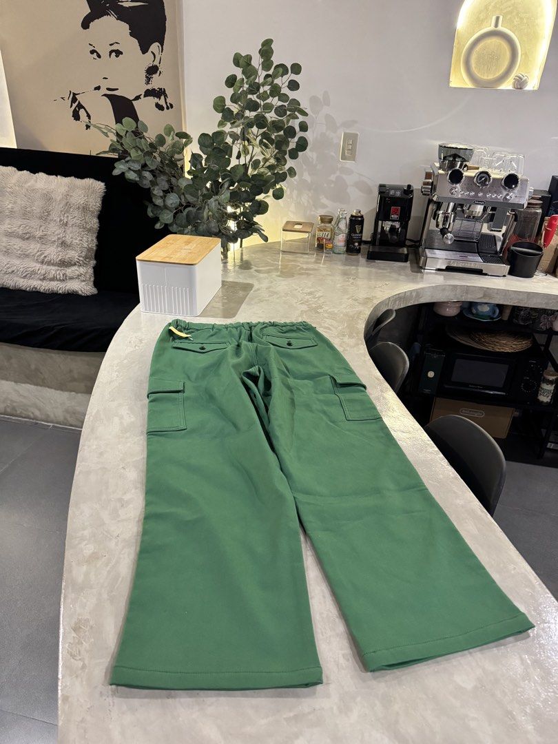 Green Cargo Pants came from Japan (Category: Jeans) located in Manila. Submitted by thevintage90_sretro. (Listing ID 1470250473, Image 2). Description: Blanks Cargo Pants Carhartt Inspired Pwede sa mga clothing nyo, pwede tatakan, burdahan, pwede pang regalo, psg, kahit ano. Maganda fitting Waist 30-36 Length 39 Leg opening 9 Brandnew Legit Galing japan 299 only 20pcs available on hand pm sa interesado.