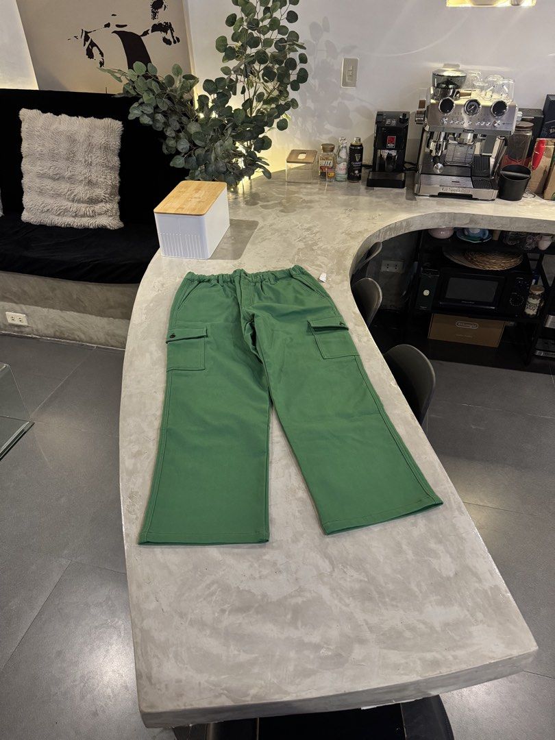 Green Cargo Pants came from Japan (Category: Jeans) located in Manila. Submitted by thevintage90_sretro. (Listing ID 1470250473, Image 1). Description: Blanks Cargo Pants Carhartt Inspired Pwede sa mga clothing nyo, pwede tatakan, burdahan, pwede pang regalo, psg, kahit ano. Maganda fitting Waist 30-36 Length 39 Leg opening 9 Brandnew Legit Galing japan 299 only 20pcs available on hand pm sa interesado.
