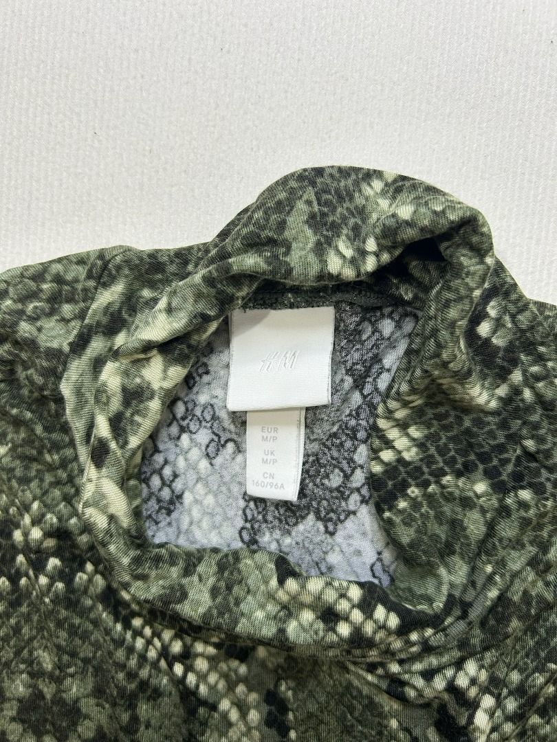 Green Snake-patterned Turtle Neck long sleeves H&M (Category: Longsleeves) located in Quezon City. Submitted by bdmc.clothing (Listing ID 1470251934, Image 2). Description: Brand: H&M Type of Clothing: Turtle Neck long sleeves Size on tag: Medium (Best Fit Large) Issues: None Condition: Like New Fabric: 95% modal 5% elasthane Price: 400.