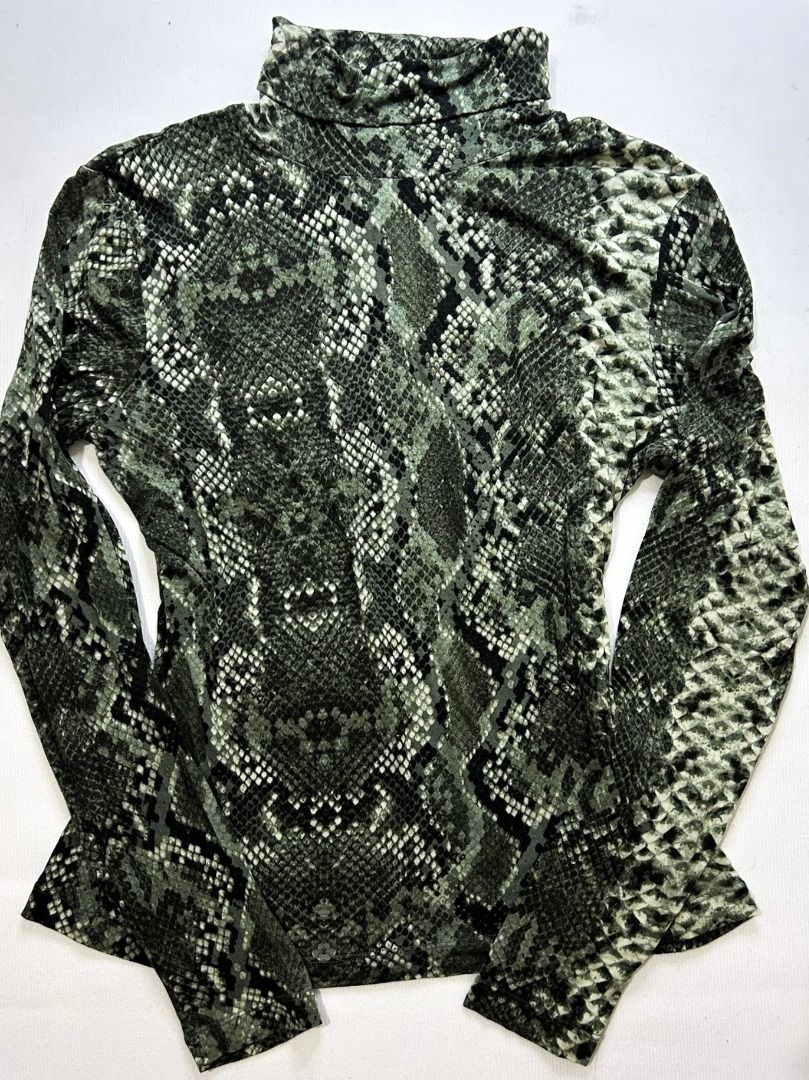 Green Snake-patterned Turtle Neck long sleeves H&M (Category: Longsleeves) located in Quezon City. Submitted by bdmc.clothing (Listing ID 1470251934, Image 1). Description: Brand: H&M Type of Clothing: Turtle Neck long sleeves Size on tag: Medium (Best Fit Large) Issues: None Condition: Like New Fabric: 95% modal 5% elasthane Price: 400.