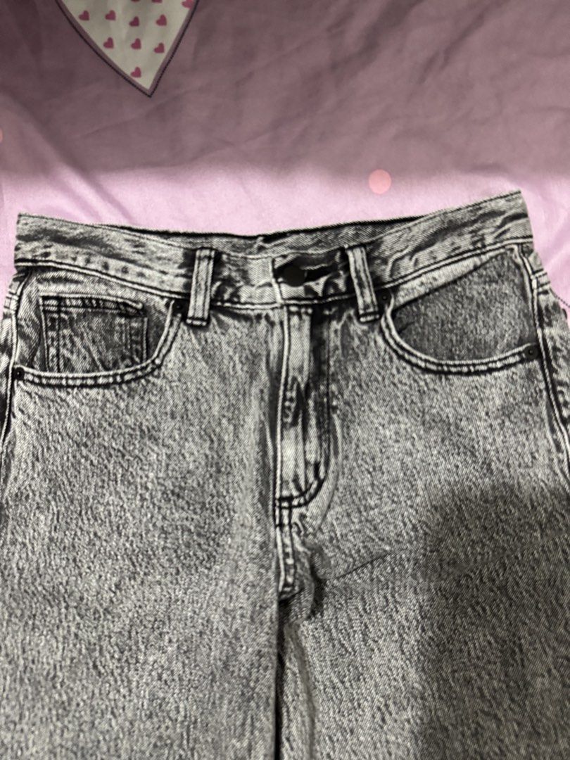GU Low-rise baggy jeans (Category: Jeans) located in Marilao. Submitted by yuzokii (Listing ID 1470185657, Image 2). Description: GU Low-rise baggy jeans Dimes 27-28 x 38 hem 10 Medium on tag Excellent condition 800 plus sf.