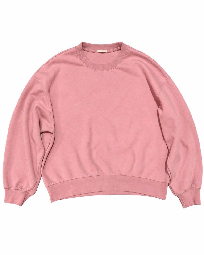 G.U PINK SWEATER (Category: Longsleeves) located in Santa Cruz. Submitted by valocs (Listing ID 1470279023, Image 1). Description: GU PINK SWEATER Details👇 Dimensions: Width - 22 Lenght - 23 Condition - 10/10 Color Rate - 10/10 Issues -❌ Feel free to offer, Slightly Negotiable .