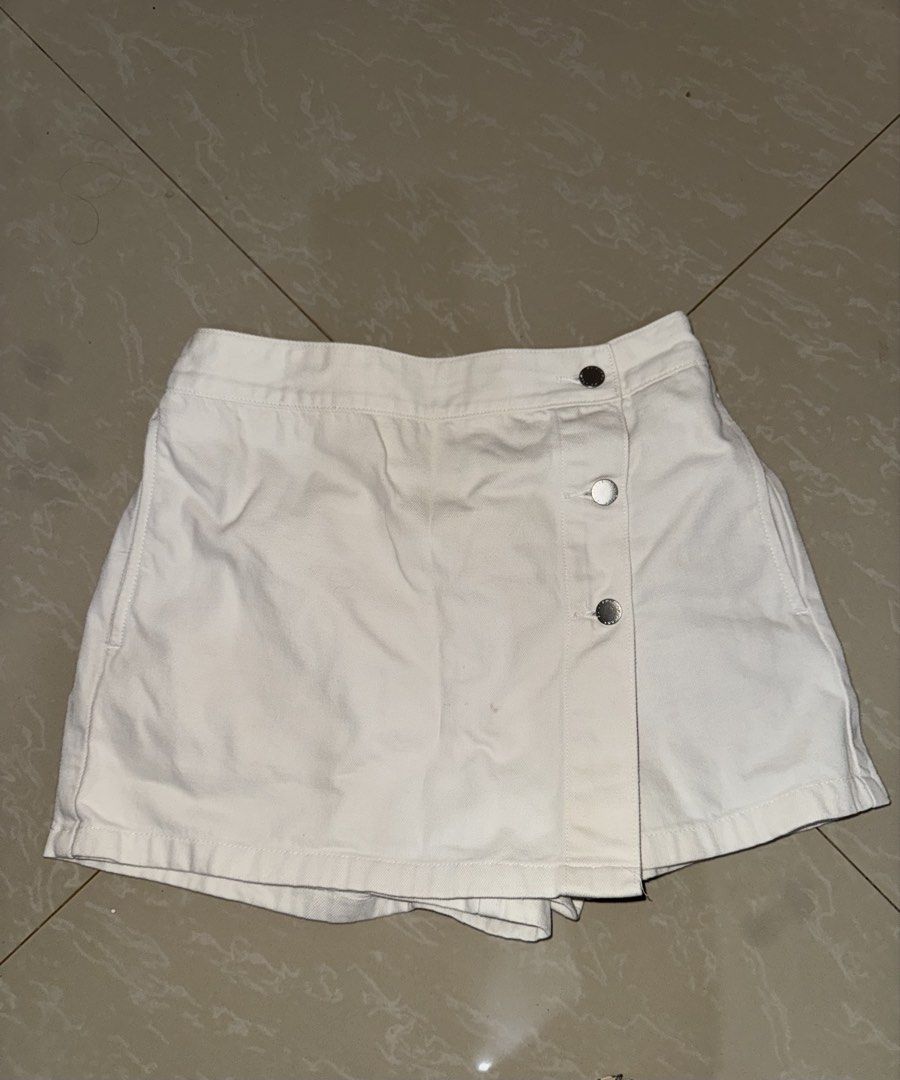 Gu skort (Category: Other Bottoms) located in Davao. Submitted by twogirlsapparel (Listing ID 1470226486, Image 1). Description: .