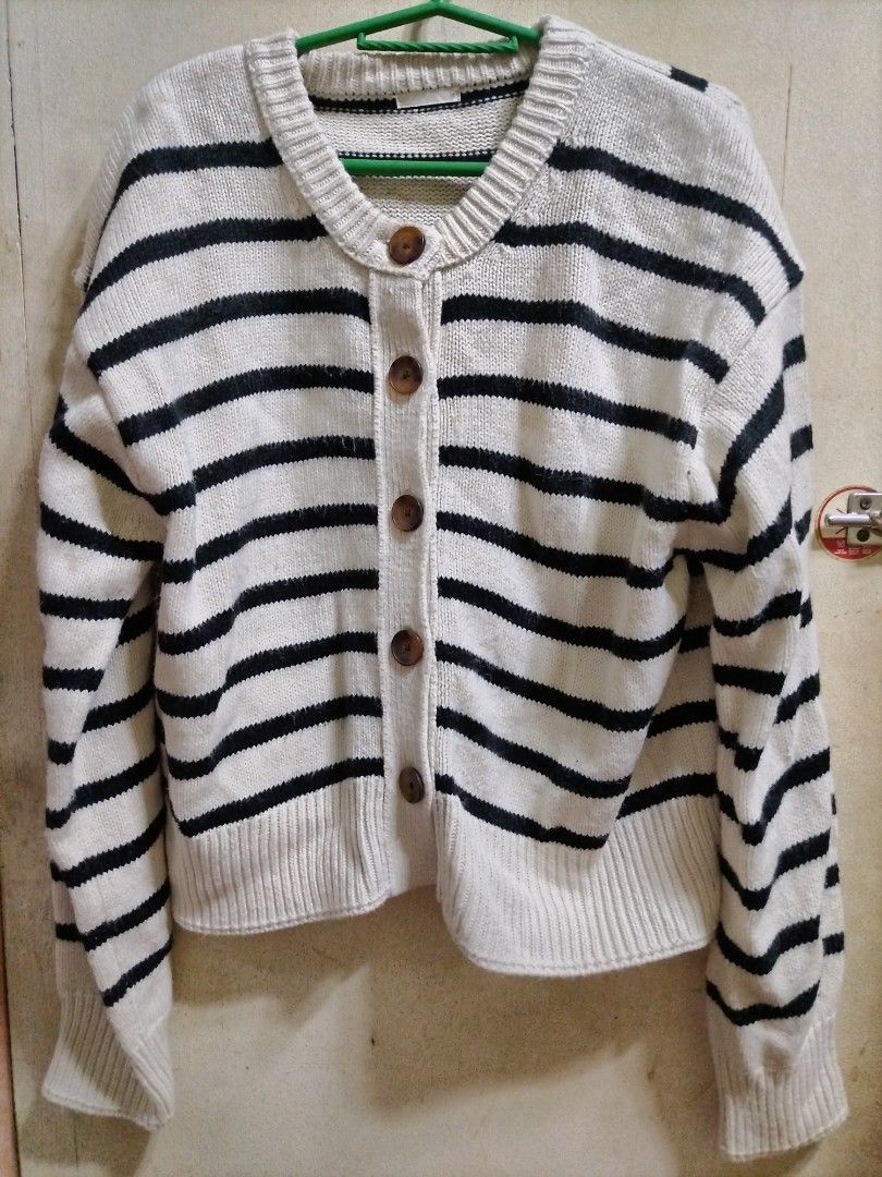 GU Striped Knit Cardigan (Category: Coats, Jackets and Outerwear) located in Valenzuela. Submitted by nurzdara28 (Listing ID 1470288258, Image 1). Description: GU Striped Knit Cardigan (round neck, long-sleeve, black and white striped pattern with tortoiseshell buttons) Brand: GU Design: Round neck with black-and-white horizontal stripes Details: Tortoiseshell-style front buttons and ribbed trim Size Shown: Medium (M) but can fit to Large.