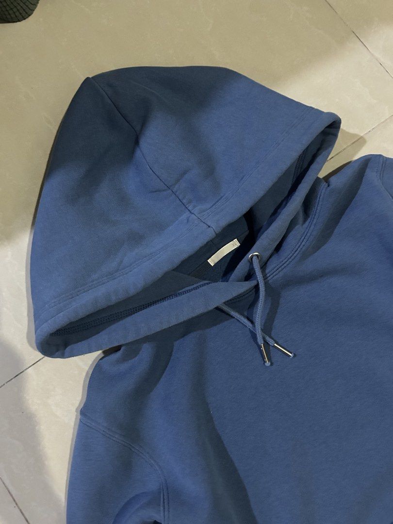 GU x Uniqlo Blue Pullover Hoodie (Category: Coats, Jackets and Outerwear) located in San Fernando. Submitted by thrift_lang_ni_kim (Listing ID 1470326870, Image 2). Description: ⬇️ DETAILS ⬇️ GU x Uniqlo Blue Pullover Hoodie DIMENSIONS (INCHES) Width:21.5 Length:22 Best fit: M to L (cropped fit) Color rate:8.5/10 Condition/Issue:sign of usage Mine: ₱350 Minimum increment: ₱50 Already washed and ready to wear. 📌 Please check all photos carefully 