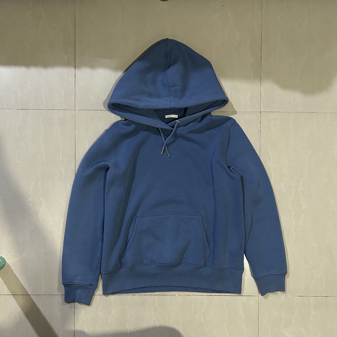 GU x Uniqlo Blue Pullover Hoodie (Category: Coats, Jackets and Outerwear) located in San Fernando. Submitted by thrift_lang_ni_kim (Listing ID 1470326870, Image 1). Description: ⬇️ DETAILS ⬇️ GU x Uniqlo Blue Pullover Hoodie DIMENSIONS (INCHES) Width:21.5 Length:22 Best fit: M to L (cropped fit) Color rate:8.5/10 Condition/Issue:sign of usage Mine: ₱350 Minimum increment: ₱50 Already washed and ready to wear. 📌 Please check all photos carefully 