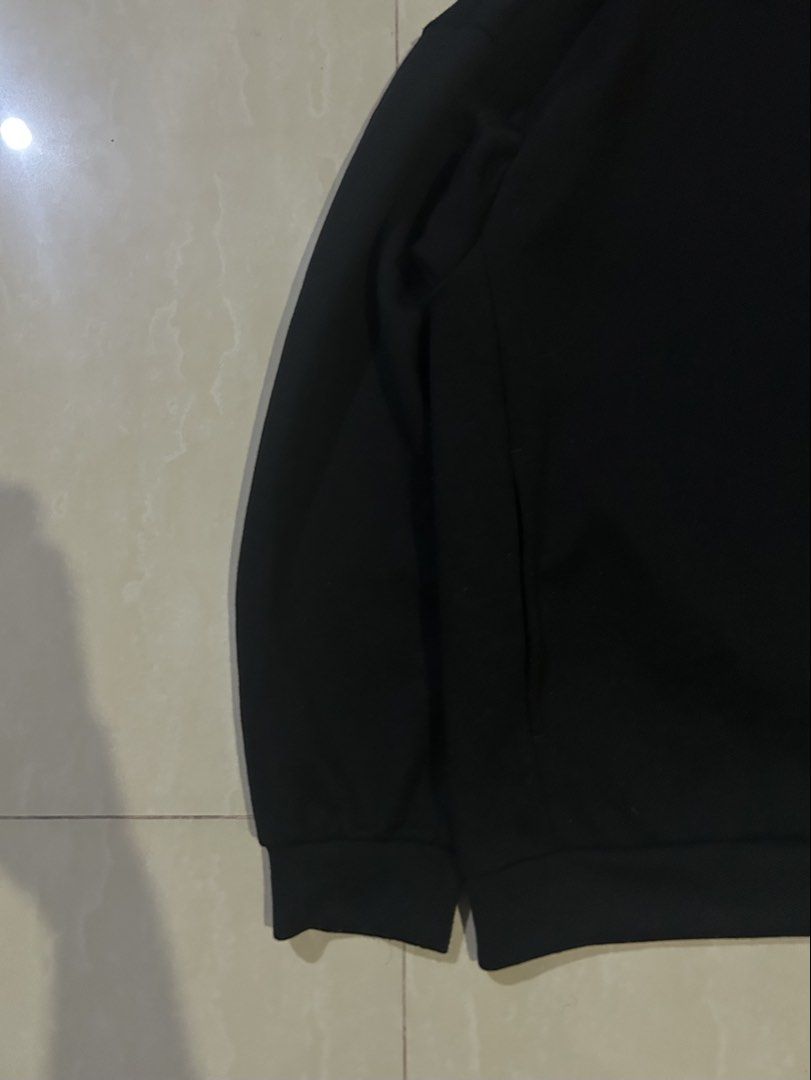 GU x Uniqlo Pullover Black Hoodie Size L (Category: Hoodies) located in San Fernando. Submitted by thrift_lang_ni_kim (Listing ID 1470266730, Image 3). Description: ⬇️ DETAILS ⬇️ GU x Uniqlo Pullover Black Hoodie Size L DIMENSIONS (INCHES) Width:23.5 Length:27.5 Best fit: M to L Color rate:9/10 Condition/Issue:Good condi/small dot stain Mine: ₱350 Minimum increment: ₱50 Already washed and ready to wear. 📌 Please check all photos carefully for an