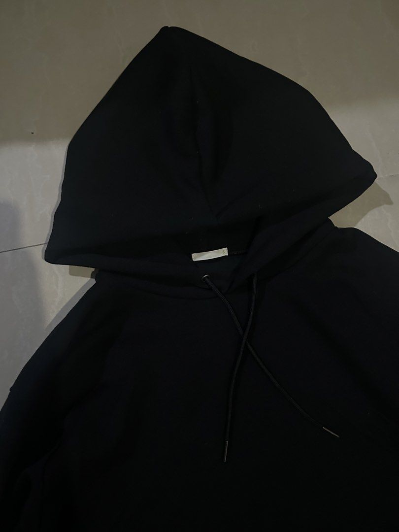 GU x Uniqlo Pullover Black Hoodie Size S (Category: Coats, Jackets and Outerwear) located in San Fernando. Submitted by thrift_lang_ni_kim (Listing ID 1470266725, Image 2). Description: ⬇️ DETAILS ⬇️ GU x Uniqlo Pullover Black Hoodie Size L DIMENSIONS (INCHES) Width:21 Length:26 Best fit: M Color rate:9/10 Condition/Issue:Good condi Mine: ₱350 Minimum increment: ₱50 Already washed and ready to wear. 📌 Please check all photos carefully for any fl