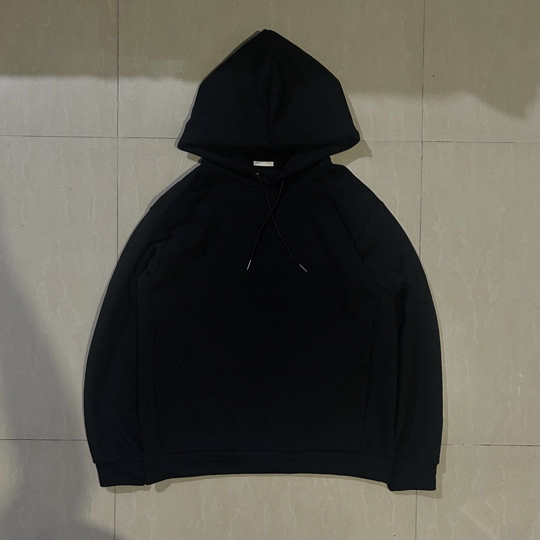 GU x Uniqlo Pullover Black Hoodie Size S (Category: Coats, Jackets and Outerwear) located in San Fernando. Submitted by thrift_lang_ni_kim (Listing ID 1470266725, Image 1). Description: ⬇️ DETAILS ⬇️ GU x Uniqlo Pullover Black Hoodie Size L DIMENSIONS (INCHES) Width:21 Length:26 Best fit: M Color rate:9/10 Condition/Issue:Good condi Mine: ₱350 Minimum increment: ₱50 Already washed and ready to wear. 📌 Please check all photos carefully for any fl