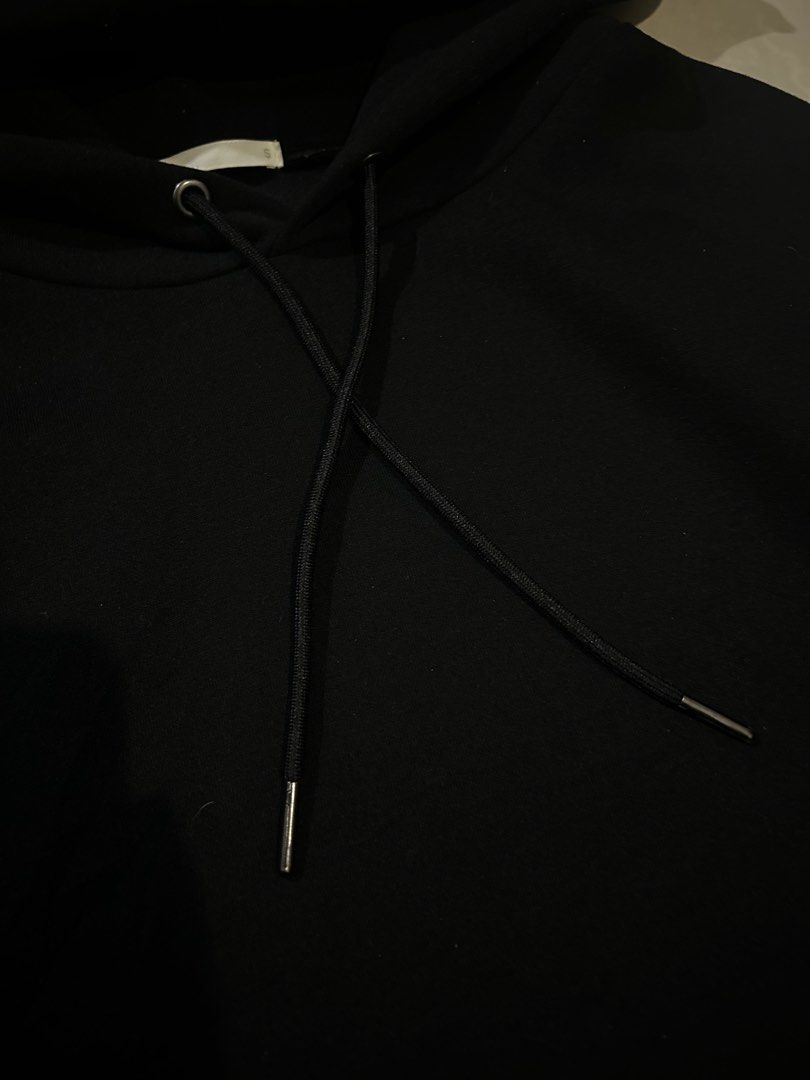 GU x Uniqlo Pullover Black Hoodie Size S (Category: Coats, Jackets and Outerwear) located in San Fernando. Submitted by thrift_lang_ni_kim (Listing ID 1470266725, Image 3). Description: ⬇️ DETAILS ⬇️ GU x Uniqlo Pullover Black Hoodie Size L DIMENSIONS (INCHES) Width:21 Length:26 Best fit: M Color rate:9/10 Condition/Issue:Good condi Mine: ₱350 Minimum increment: ₱50 Already washed and ready to wear. 📌 Please check all photos carefully for any fl