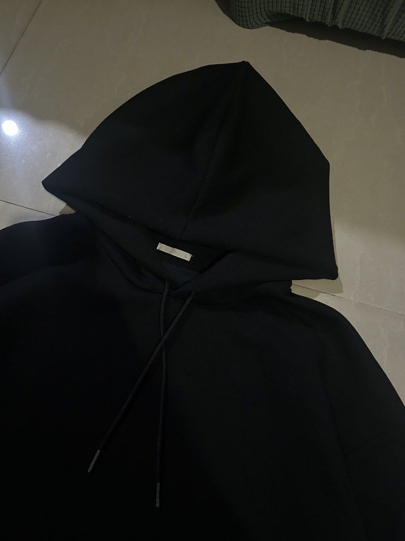 GU x Uniqlo Pullover Black Hoodie Size L (Category: Hoodies) located in San Fernando. Submitted by thrift_lang_ni_kim (Listing ID 1470266730, Image 2). Description: ⬇️ DETAILS ⬇️ GU x Uniqlo Pullover Black Hoodie Size L DIMENSIONS (INCHES) Width:23.5 Length:27.5 Best fit: M to L Color rate:9/10 Condition/Issue:Good condi/small dot stain Mine: ₱350 Minimum increment: ₱50 Already washed and ready to wear. 📌 Please check all photos carefully for an