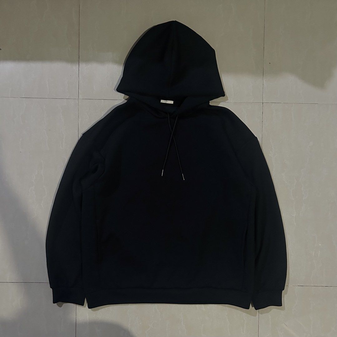 GU x Uniqlo Pullover Black Hoodie Size L (Category: Hoodies) located in San Fernando. Submitted by thrift_lang_ni_kim (Listing ID 1470266730, Image 1). Description: ⬇️ DETAILS ⬇️ GU x Uniqlo Pullover Black Hoodie Size L DIMENSIONS (INCHES) Width:23.5 Length:27.5 Best fit: M to L Color rate:9/10 Condition/Issue:Good condi/small dot stain Mine: ₱350 Minimum increment: ₱50 Already washed and ready to wear. 📌 Please check all photos carefully for an