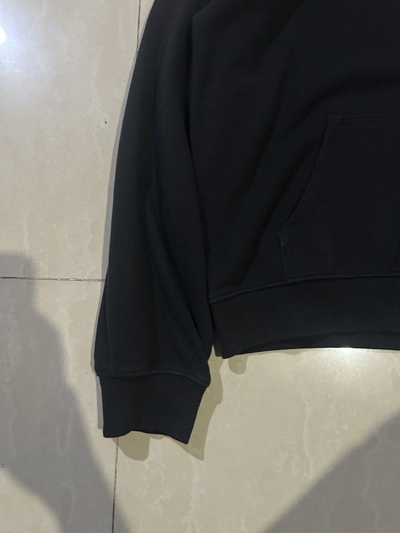 GU x Uniqlo Pullover Black Hoodie Size S (Category: Coats, Jackets and Outerwear) located in San Fernando. Submitted by thrift_lang_ni_kim (Listing ID 1470320603, Image 3). Description: ⬇️ DETAILS ⬇️ GU x Uniqlo Pullover Black Hoodie Size S DIMENSIONS (INCHES) Width:20 Length:22.5 Best fit: S to M (cropped fit) Color rate:8.5/10 Condition/Issue:Good condi Mine: ₱300 Minimum increment: ₱50 Already washed and ready to wear. 📌 Please check all phot