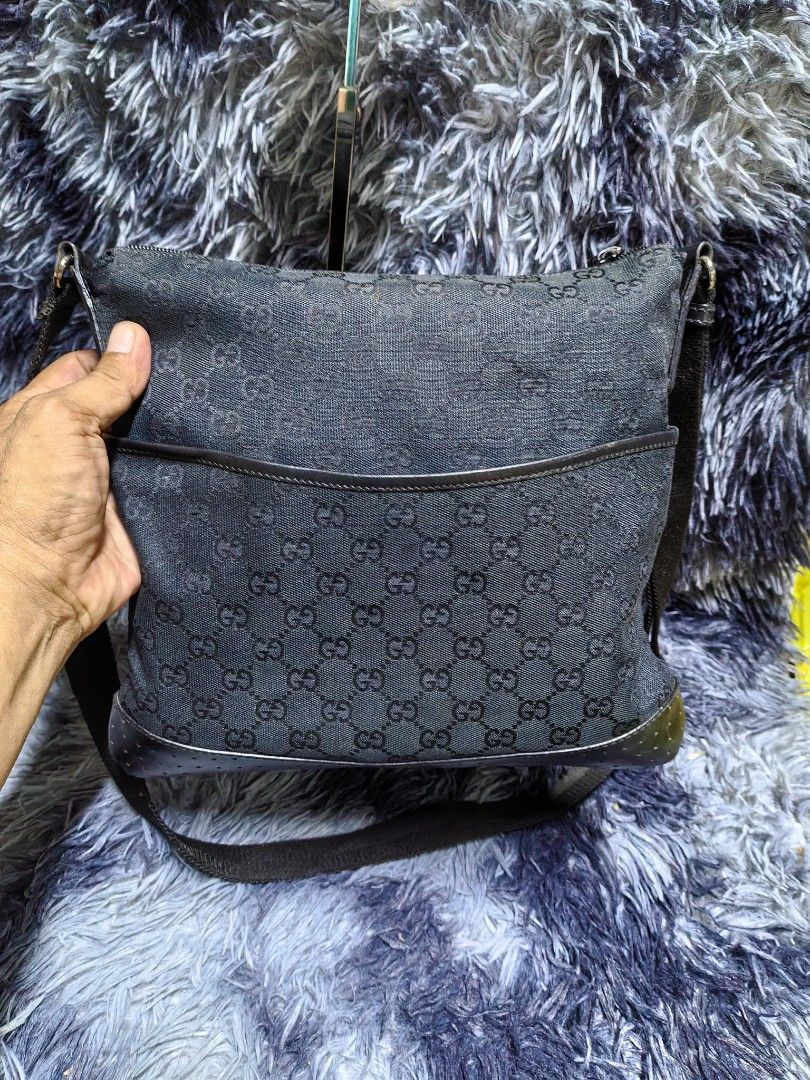 Gucci GG Supreme Canvas 2000s era (Category: Luxury Bags & Wallets) located in Iloilo. Submitted by luxury.ilo1984 (Listing ID 1470232374, Image 1). Description: Not thrifted or Ukay source Preloved po ito Kaya Guaranted Otentik Bag only no inclussion Vintage 2000s Era ito Use in Super excellent condition Rank A or better No issue Super super Ganda sa actual black na black pa po Sign of use only Size semi med Dimes Lenght 11inch witdh 12inch.