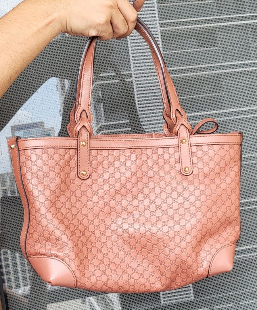 Gucci Tote with Pouch guaranteed (Category: Luxury Bags & Wallets) located in Mandaluyong City. Submitted by amps.ae (Listing ID 1470301551, Image 2). Description: - Original Guccissima Leather Tote Bag ( like neverfull PM size) - Includes matching detachable leather zip pouch - Signs of use is minimal, only sa edges of it bottom - 100% guaranteed, pick up at my house for peace of mind..