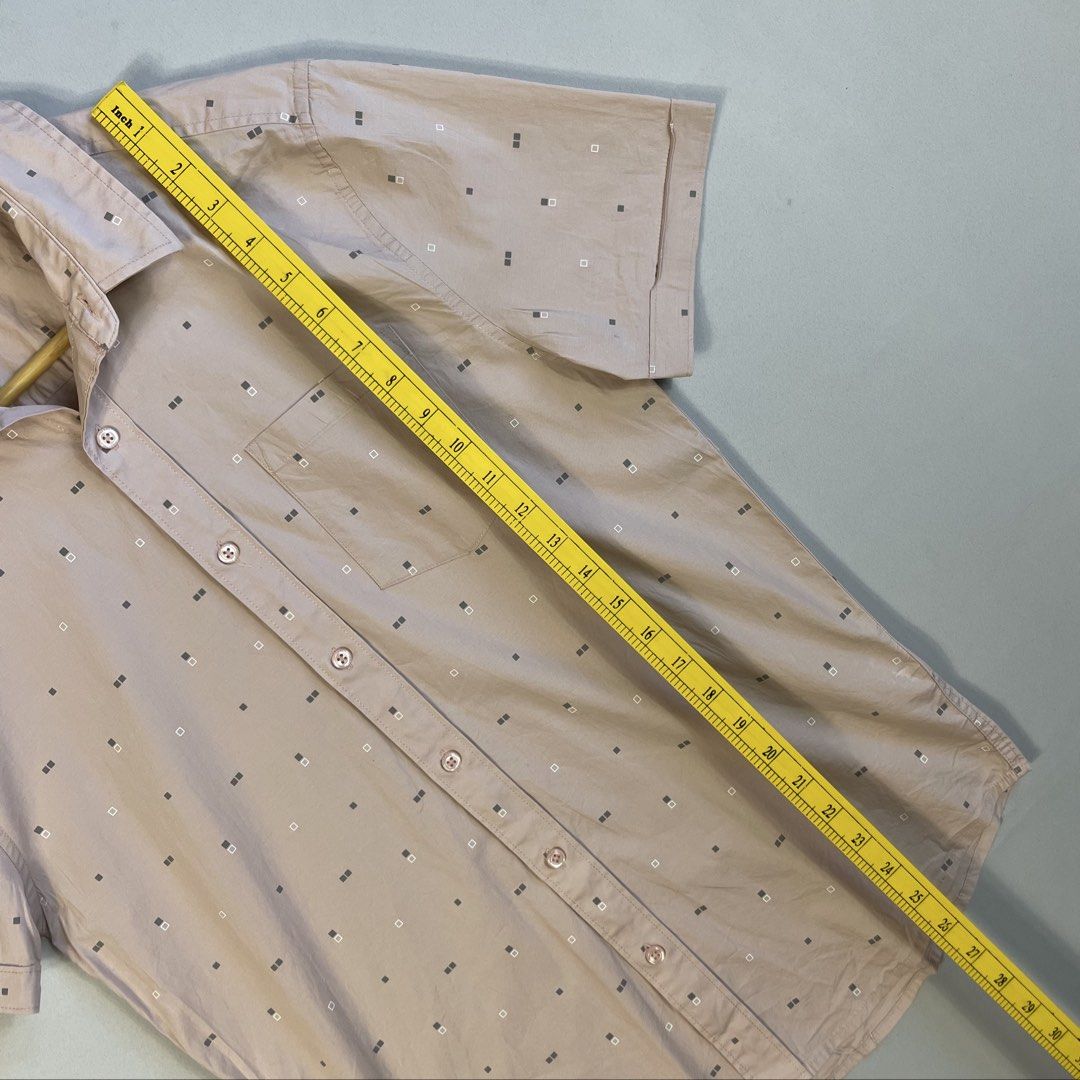 GUESS | Beige-Tan Geometric Micro-Print Button-Down Shirt (Category: Tshirts & Polo Shirts ) located in Norzagaray. Submitted by sevenjscloset (Listing ID 1470272591, Image 3). Description: - Brand: GUESS - Color: Beige-tan with geometric micro-print - Size: Medium (Length: 26.5", Width: 18.5") - Model Reference: 5’10” height , 70kg weight - Details: Short sleeves, front button closure, single chest pocket - Condition: 10/10, clean and zero visib