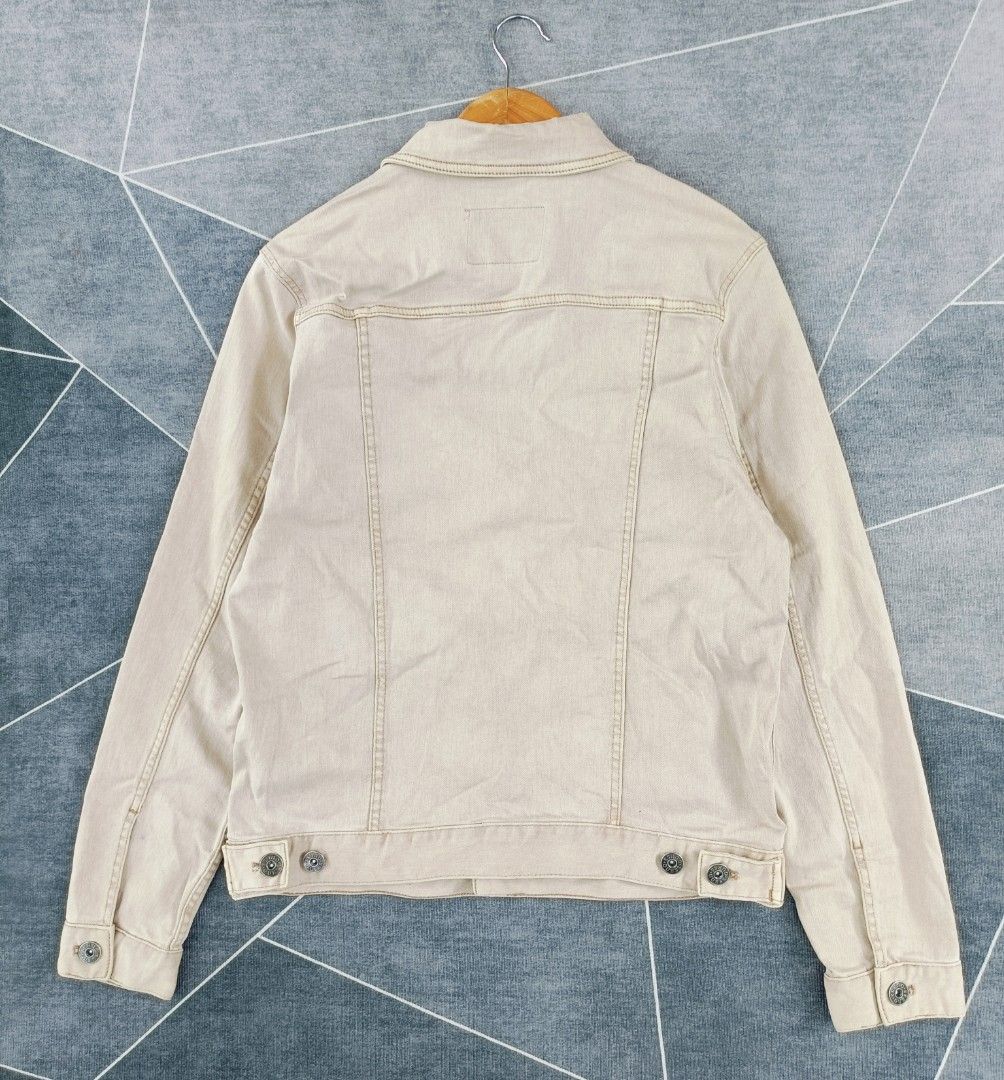 Guess Denim Jacket (Authentic) (Category: Coats, Jackets and Outerwear) located in Cebu City. Submitted by renzecamingay (Listing ID 1470236985, Image 2). Description: Guess Denim Jacket (Soft Denim/Stretchable) Excellent Condition Medium on Tag Width 20.5 Length 25.5 1500 Plus ship Only Thank you and GOD bless ☺️.