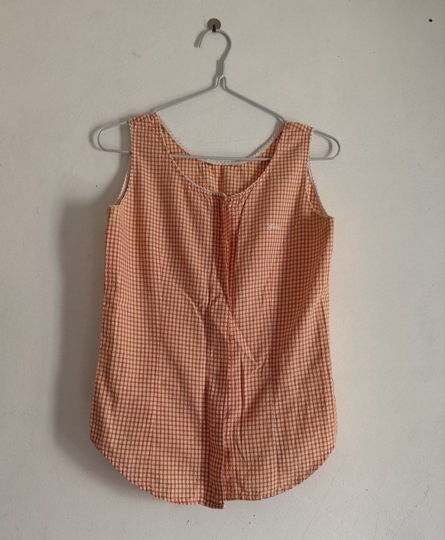 GUESS Orange Gingham Check Sleeveless button down (Category: Sleeveless) located in Imus. Submitted by dayseasons (Listing ID 1470200607, Image 1). Description: - Sleeveless button-down tank top with curved hem - with delicate white lace trim and embroidered cursive logo on chest - Material: Lightweight, breathable cotton .